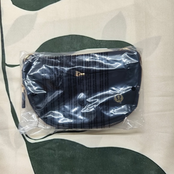 🍒 Lululemon All Night Festival Bag Micro 2L | Black Crossbody (BNWT) - Picture 4 of 4